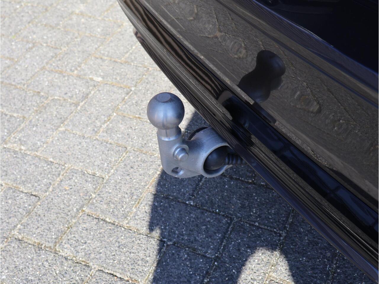 Volvo V60 T6 Plug-in hybrid AWD Plus Dark | Trekhaak | 360 camera | Harman Kardon