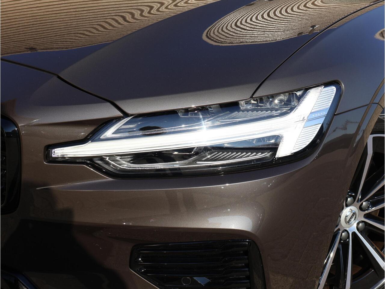 Volvo V60 T6 Plug-in hybrid AWD Plus Dark | Trekhaak | 360 camera | Harman Kardon