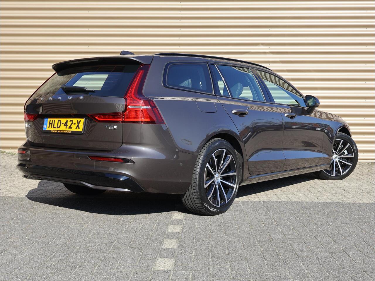 Volvo V60 T6 Plug-in hybrid AWD Plus Dark | Trekhaak | 360 camera | Harman Kardon