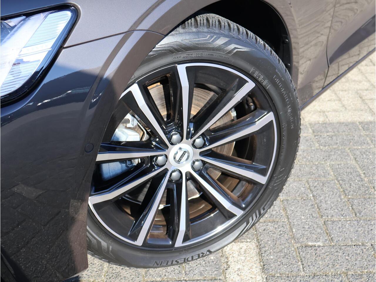 Volvo V60 T6 Plug-in hybrid AWD Plus Dark | Trekhaak | 360 camera | Harman Kardon