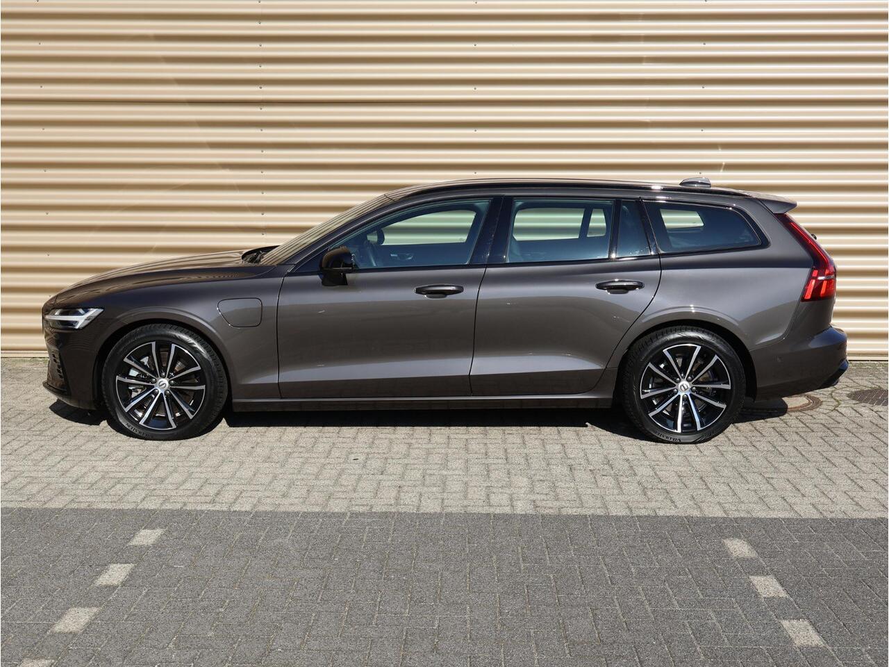 Volvo V60 T6 Plug-in hybrid AWD Plus Dark | Trekhaak | 360 camera | Harman Kardon