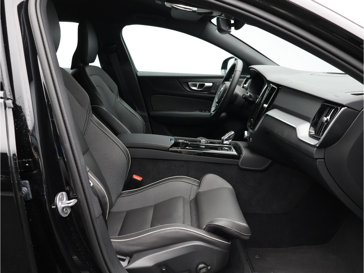 Volvo V60 2.0 T6 Plug-in hybrid AWD Plus Dark / Trekhaak / 360 Camera / Harman Kardon / Elektrische Stoelen / Stoel+Stuurverwarming / Pilot Assist / BLIS / Keyless