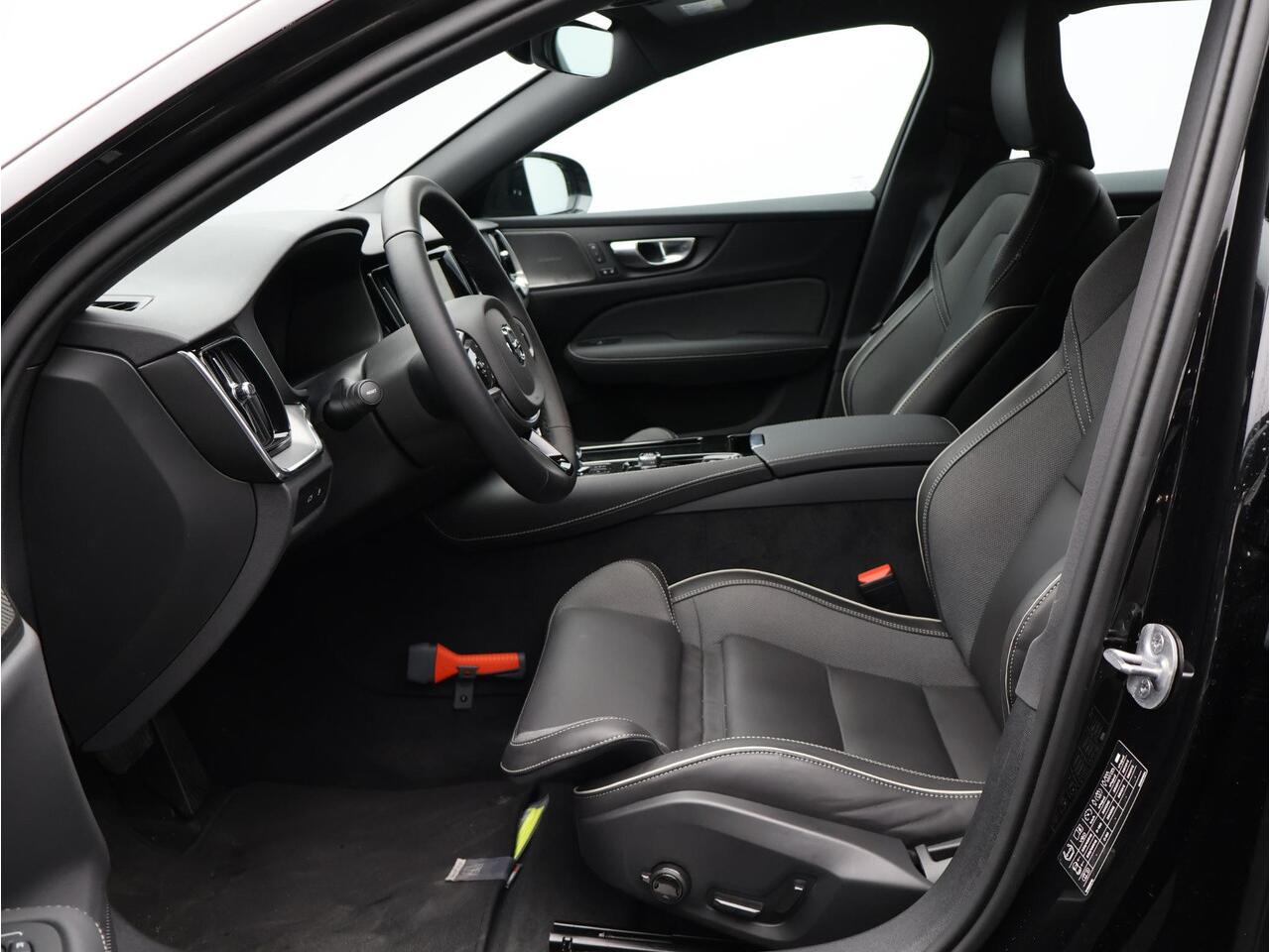 Volvo V60 2.0 T6 Plug-in hybrid AWD Plus Dark / Trekhaak / 360 Camera / Harman Kardon / Elektrische Stoelen / Stoel+Stuurverwarming / Pilot Assist / BLIS / Keyless