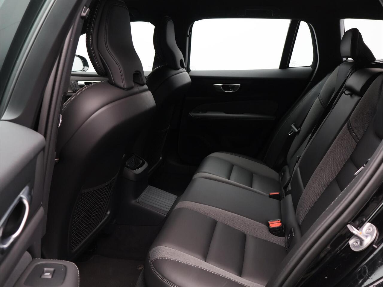 Volvo V60 2.0 T6 Plug-in hybrid AWD Plus Dark / Trekhaak / 360 Camera / Harman Kardon / Elektrische Stoelen / Stoel+Stuurverwarming / Pilot Assist / BLIS / Keyless