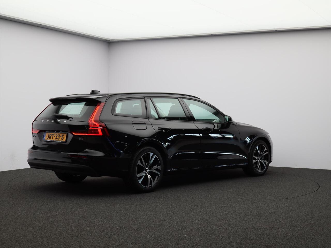 Volvo V60 B4 197PK Essential Edition / Adaptive Cruise / Climate Pack / BLIS / Pilot Assist / 18" Wielen / Park Assist Achter+Voor /