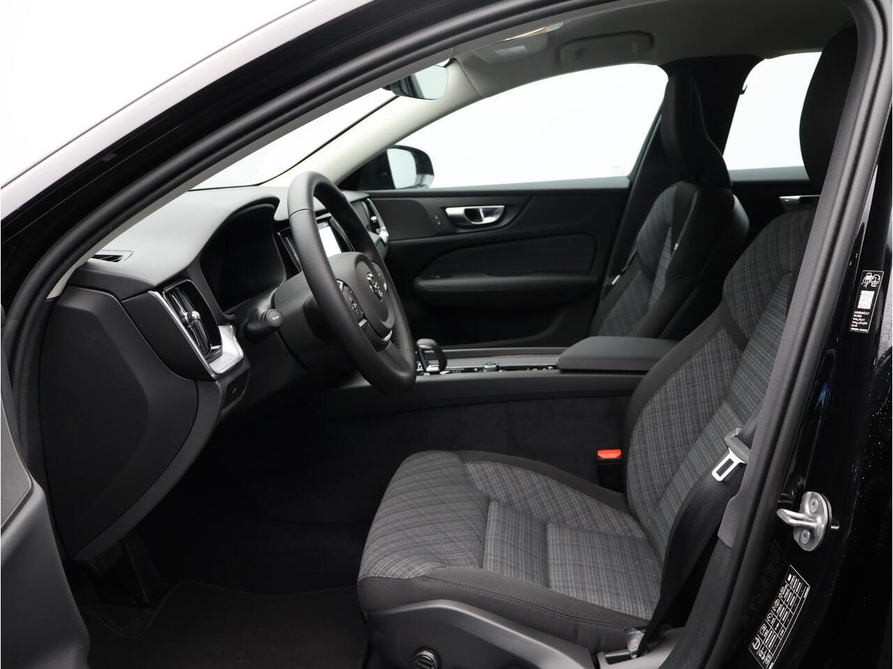 Volvo V60 B4 197PK Essential Edition / Adaptive Cruise / Climate Pack / BLIS / Pilot Assist / 18" Wielen / Park Assist Achter+Voor /