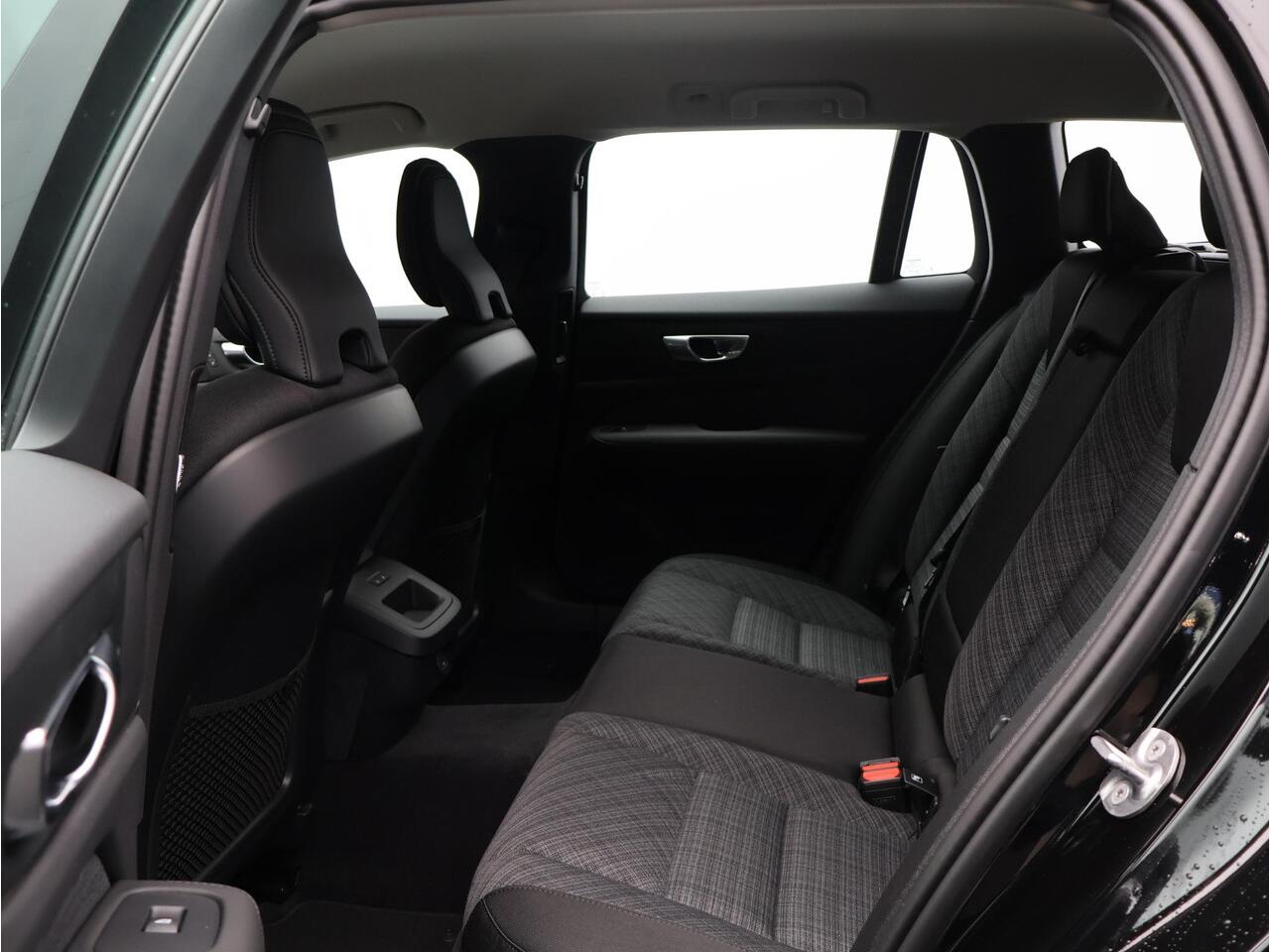 Volvo V60 B4 197PK Essential Edition / Adaptive Cruise / Climate Pack / BLIS / Pilot Assist / 18" Wielen / Park Assist Achter+Voor /