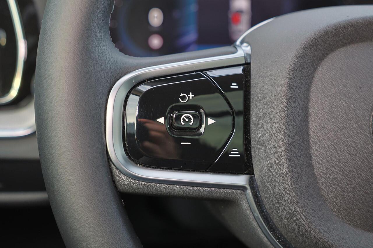 Volvo V60 B4 Ultra Dark - Panorama/schuifdak - IntelliSafe Assist & Surround - 360º Camera - Harman/Kardon audio - Verwarmde voorstoelen, stuur & achterbank - Parkeersensoren voor & achter - Elektr. bedienb. voorstoelen met geheugen - Head up display - Draadloze te