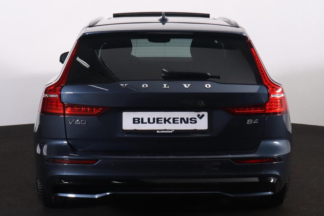Volvo V60 B4 Ultra Dark - Panorama/schuifdak - IntelliSafe Assist & Surround - 360º Camera - Harman/Kardon audio - Verwarmde voorstoelen, stuur & achterbank - Parkeersensoren voor & achter - Elektr. bedienb. voorstoelen met geheugen - Head up display - Draadloze te