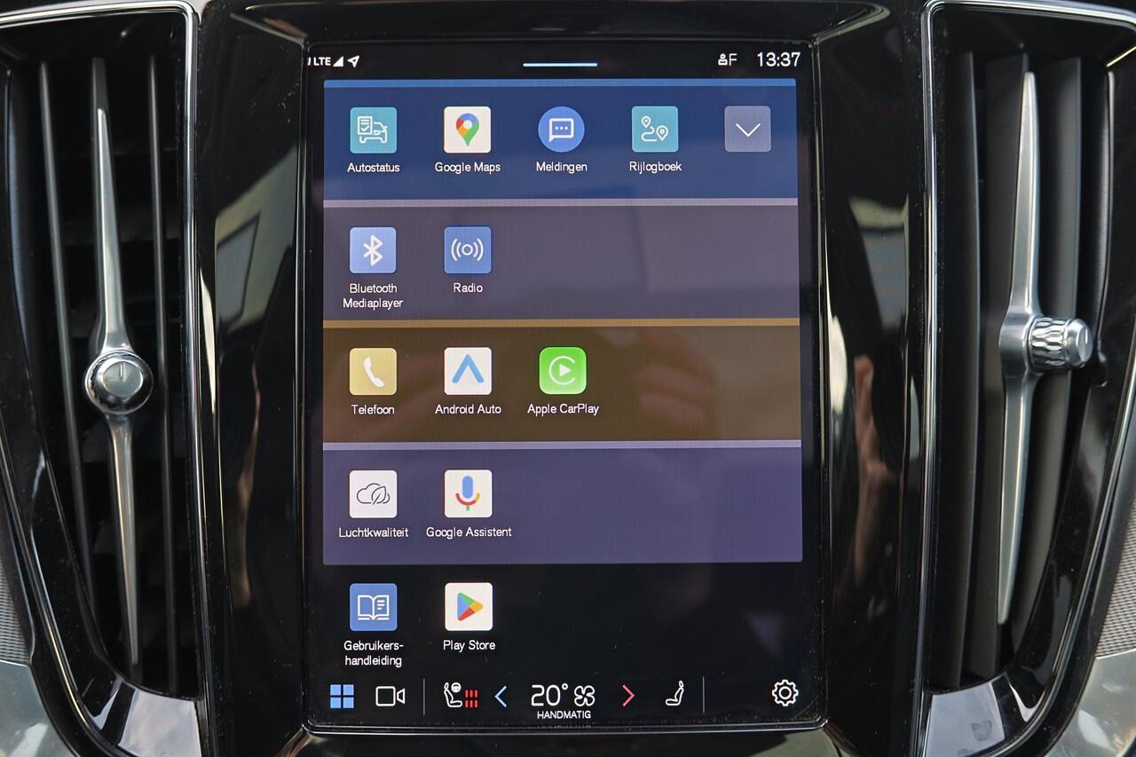 Volvo V60 B4 Ultra Dark - Panorama/schuifdak - IntelliSafe Assist & Surround - 360º Camera - Harman/Kardon audio - Verwarmde voorstoelen, stuur & achterbank - Parkeersensoren voor & achter - Elektr. bedienb. voorstoelen met geheugen - Head up display - Draadloze te