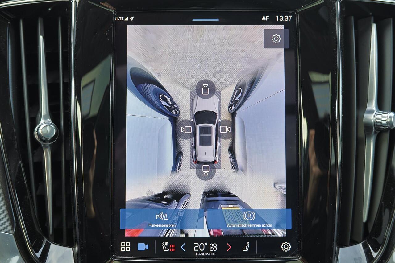 Volvo V60 B4 Ultra Dark - Panorama/schuifdak - IntelliSafe Assist & Surround - 360º Camera - Harman/Kardon audio - Verwarmde voorstoelen, stuur & achterbank - Parkeersensoren voor & achter - Elektr. bedienb. voorstoelen met geheugen - Head up display - Draadloze te