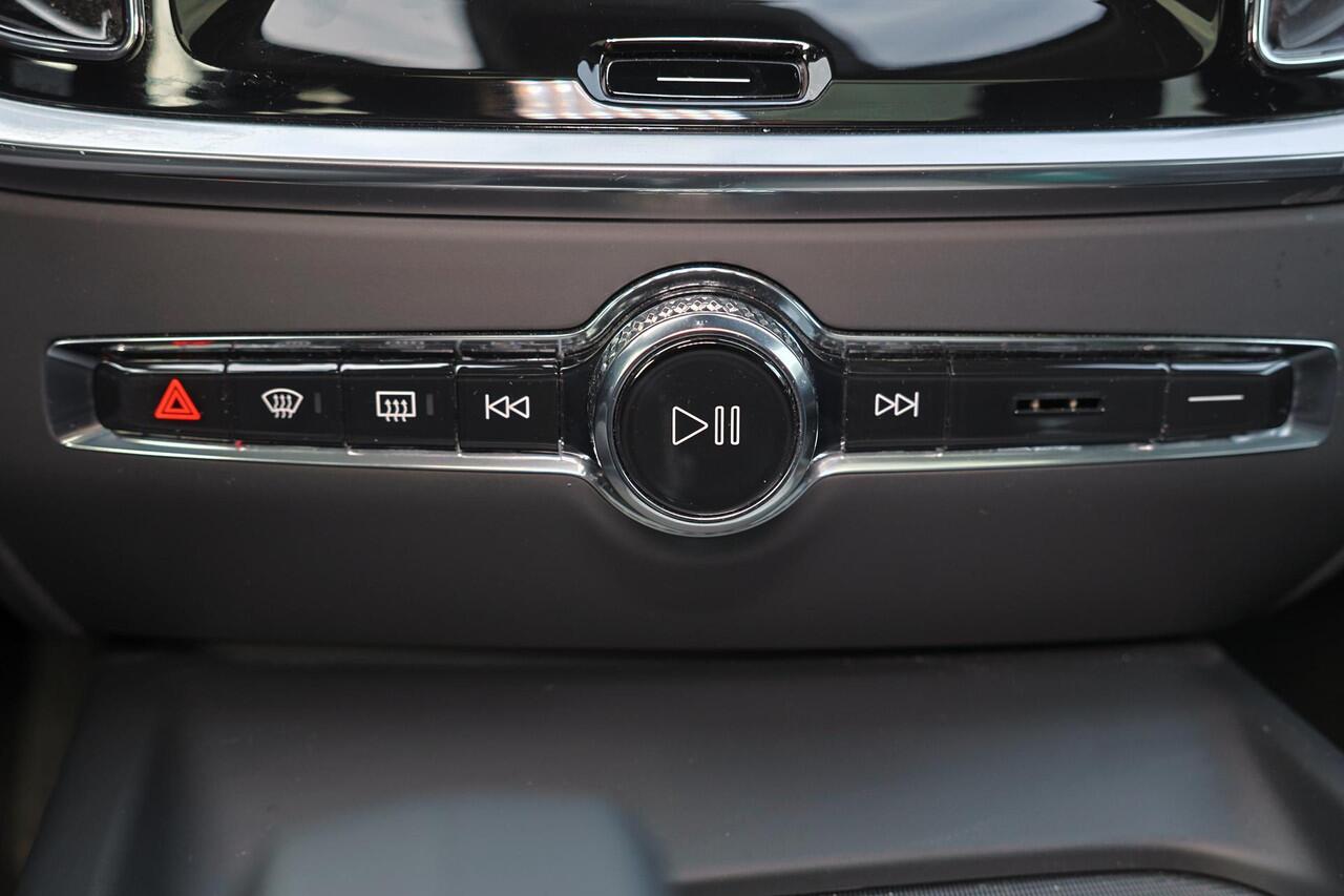 Volvo V60 B4 Ultra Dark - Panorama/schuifdak - IntelliSafe Assist & Surround - 360º Camera - Harman/Kardon audio - Verwarmde voorstoelen, stuur & achterbank - Parkeersensoren voor & achter - Elektr. bedienb. voorstoelen met geheugen - Head up display - Draadloze te