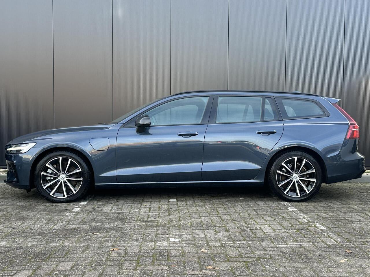 Volvo V60 2.0 T6 Plug-in hybrid AWD Plus Dark Adaptieve cruise control / BLIS / 360 camera / elektr. verst. Contourstoelen / stuur-,stoel-, voorruit verw. / Harman Kardon audio / Trekhaak / Keyless drive / All season banden