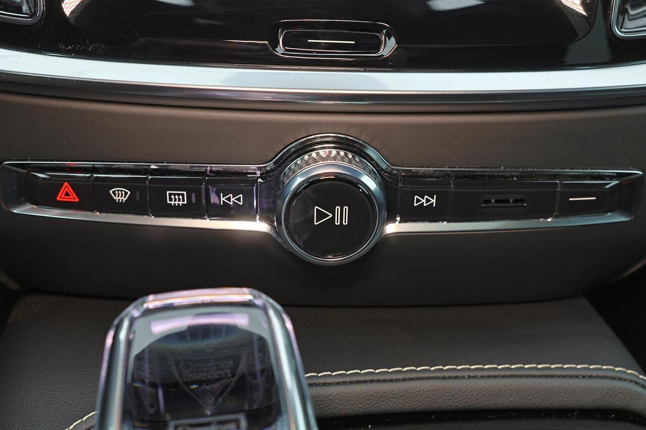 Volvo V60 T6 Recharge AWD Plus Dark Black Edition - Panorama/schuifdak - IntelliSafe Assist & Surround - Parkeercamera achter - Verwarmde voorstoelen, stuur & achterbank - Parkeersensoren voor & achter - Elektr. bedienb. voorstoelen met geheugen - Elektr. inklapbar