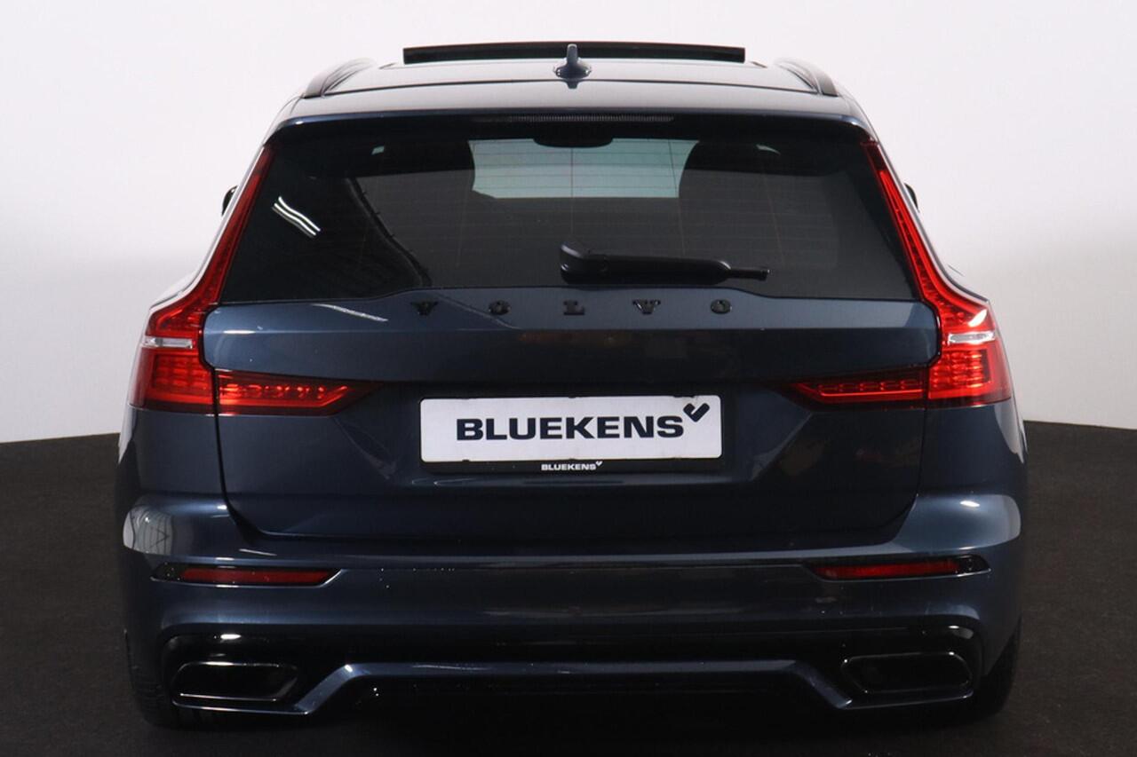 Volvo V60 T6 Recharge AWD Plus Dark Black Edition - Panorama/schuifdak - IntelliSafe Assist & Surround - Parkeercamera achter - Verwarmde voorstoelen, stuur & achterbank - Parkeersensoren voor & achter - Elektr. bedienb. voorstoelen met geheugen - Elektr. inklapbar