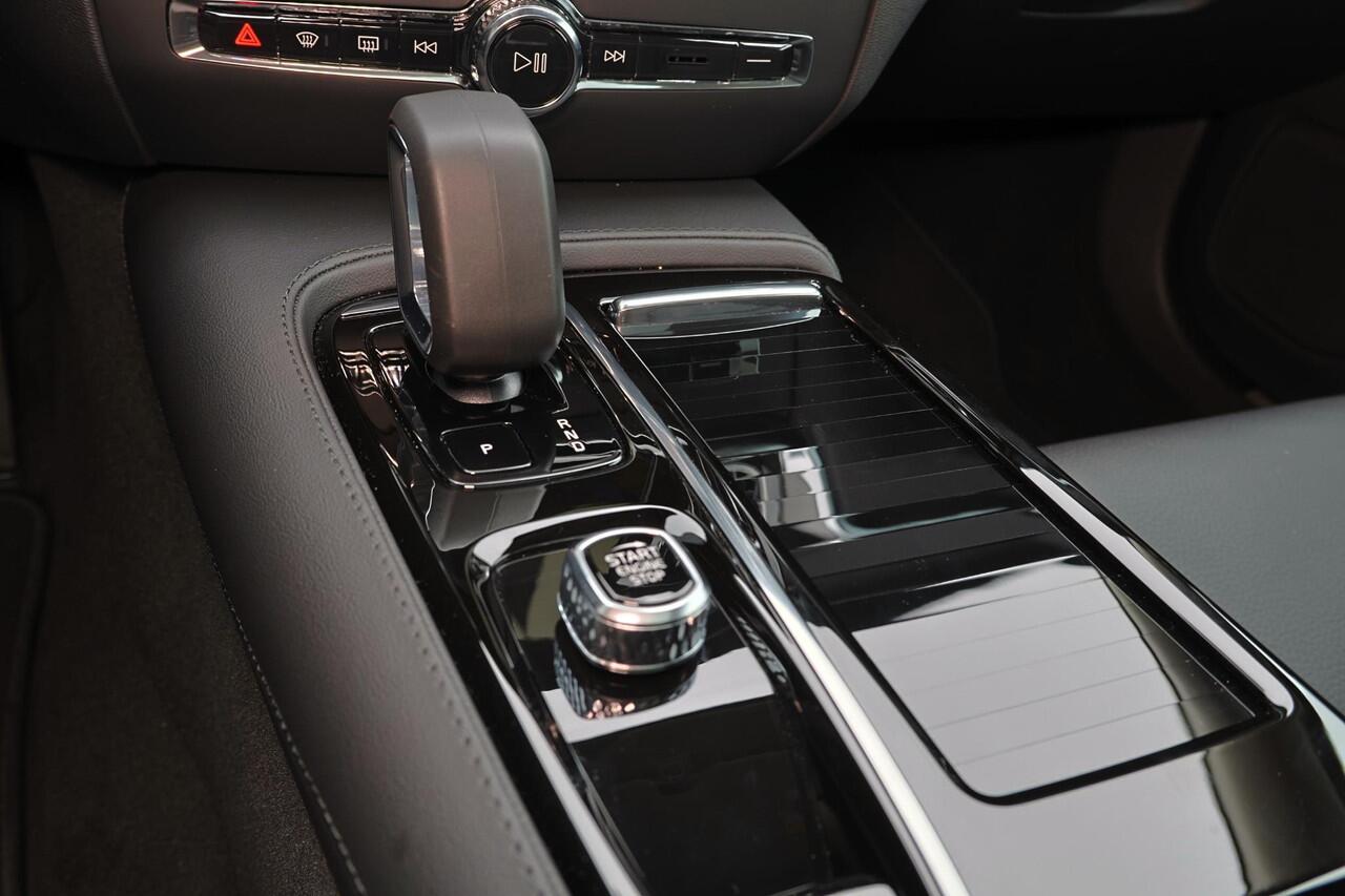 Volvo V60 T6 Recharge AWD Plus Dark - Panorama/schuifdak - IntelliSafe Assist & Surround - Harman/Kardon audio - Parkeercamera achter - Verwarmde voorstoelen, stuur & achterbank - Parkeersensoren voor & achter - Elektr. bedienb. voorstoelen met geheugen - Extra get