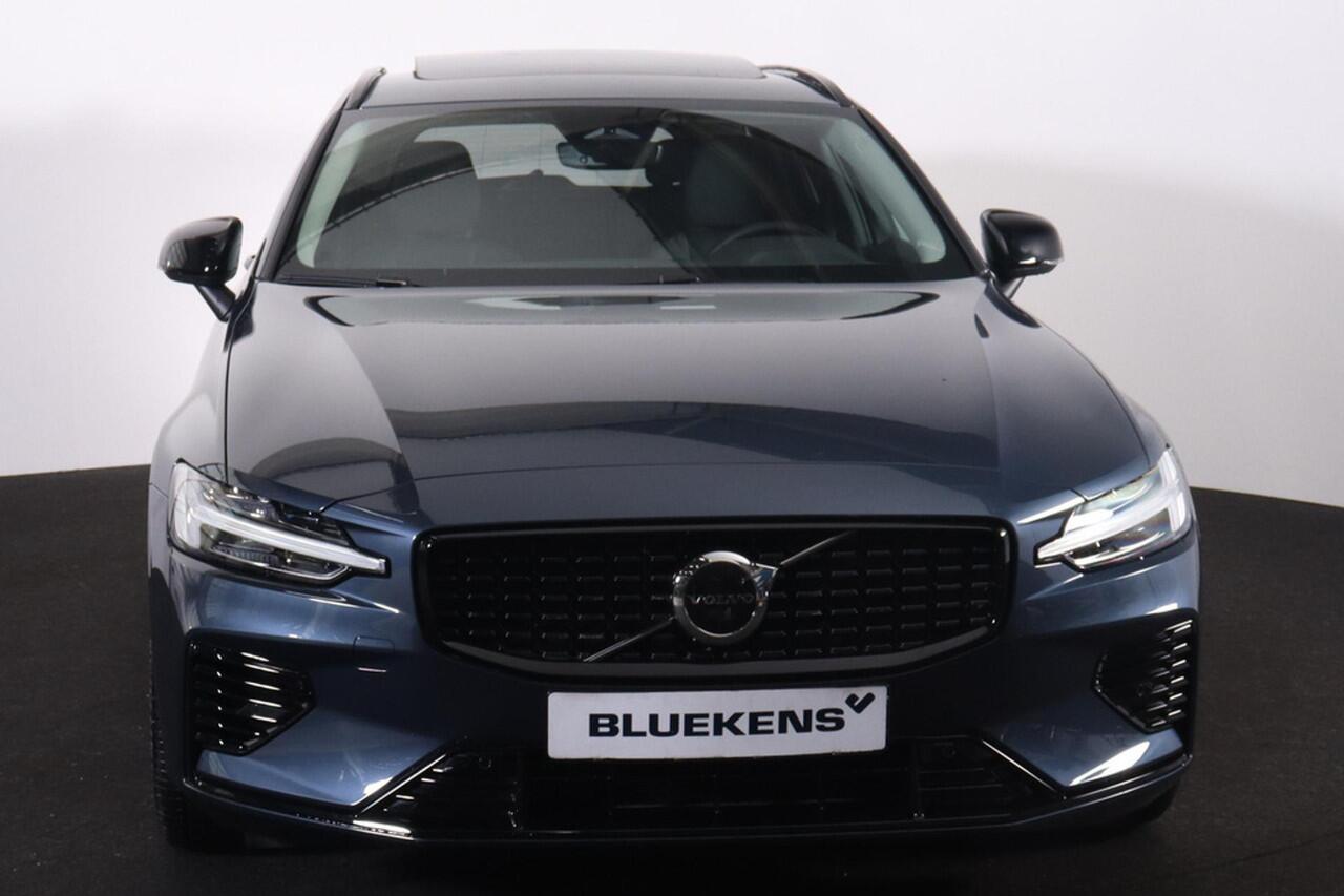 Volvo V60 T6 Recharge AWD Plus Dark - Panorama/schuifdak - IntelliSafe Assist & Surround - Harman/Kardon audio - Parkeercamera achter - Verwarmde voorstoelen, stuur & achterbank - Parkeersensoren voor & achter - Elektr. bedienb. voorstoelen met geheugen - Extra get