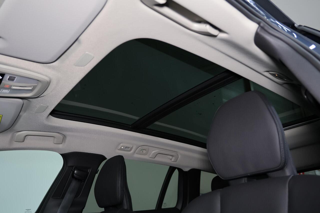 Volvo V60 T6 Recharge AWD Plus Dark - Panorama/schuifdak - IntelliSafe Assist & Surround - Harman/Kardon audio - Parkeercamera achter - Verwarmde voorstoelen, stuur & achterbank - Parkeersensoren voor & achter - Elektr. bedienb. voorstoelen met geheugen - Extra get