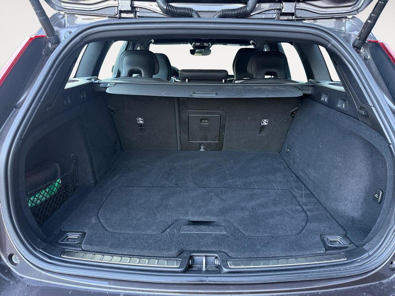 Volvo V60 2.0 T6 Plug-in hybrid AWD Plus Dark | Trekhaak | 360 graden camera | Verwarmde voorruit | Sportstoelen |