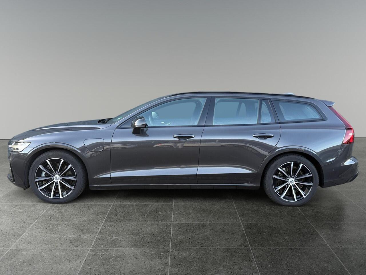 Volvo V60 2.0 T6 Plug-in hybrid AWD Plus Dark | Trekhaak | 360 graden camera | Verwarmde voorruit | Sportstoelen |