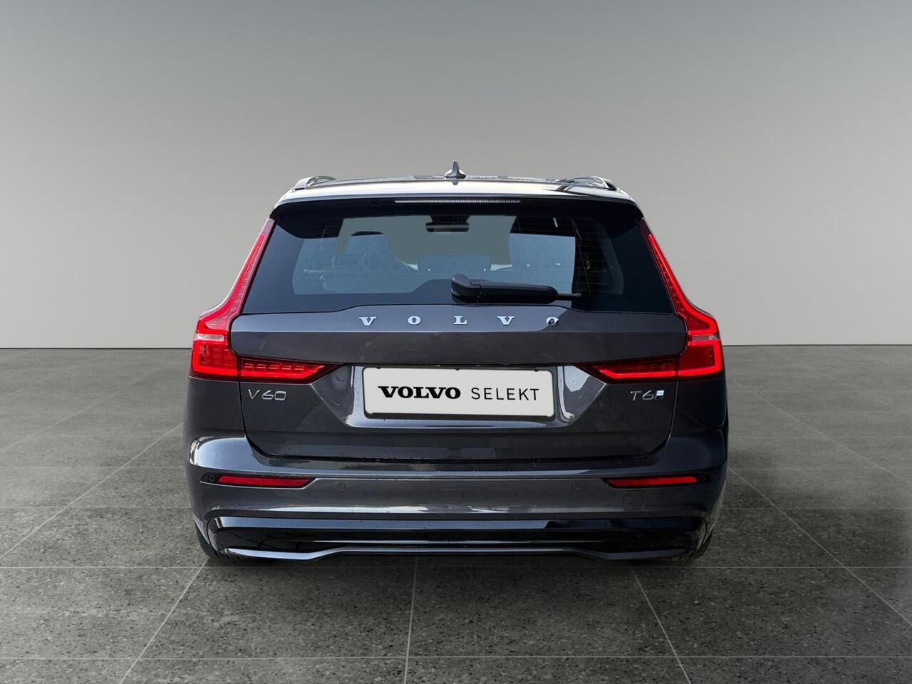 Volvo V60 2.0 T6 Plug-in hybrid AWD Plus Dark | Trekhaak | 360 graden camera | Verwarmde voorruit | Sportstoelen |