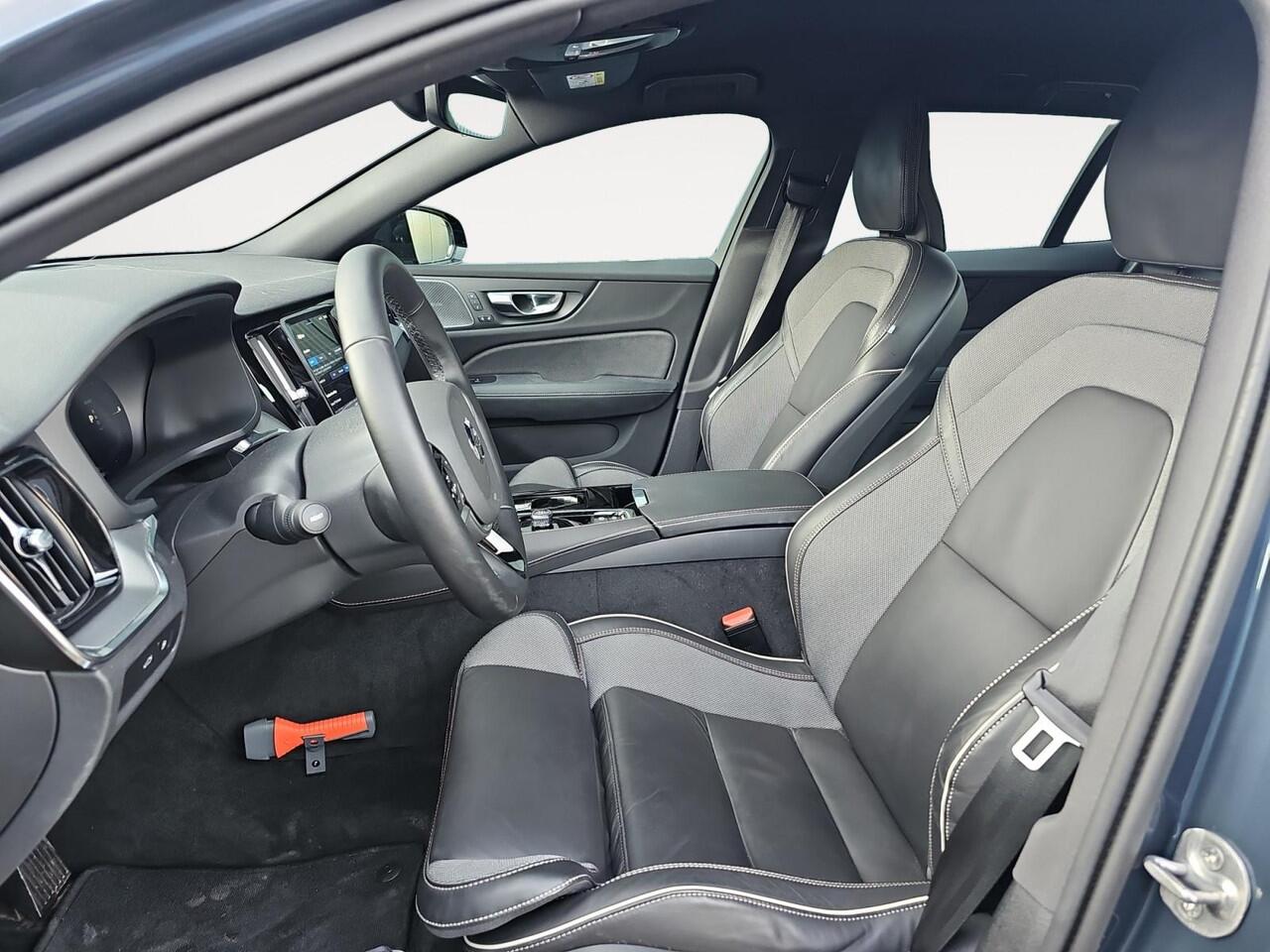 Volvo V60 2.0 T6 Plug-in hybrid AWD Plus Dark | Harman/Kardon audio | Trekhaak | Sportstoelen | 360 graden camera |