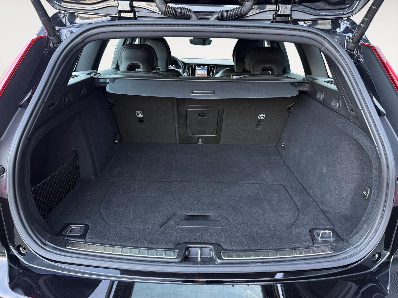 Volvo V60 2.0 T6 Plug-in hybrid AWD Plus Dark | Trekhaak | Verwarmde voorruit | 360 graden camera | Harman/Kardon |