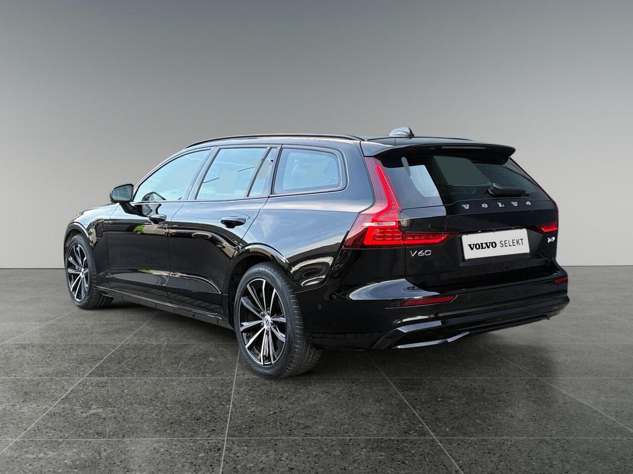 Volvo V60 2.0 T6 Plug-in hybrid AWD Plus Dark | Trekhaak | Verwarmde voorruit | 360 graden camera | Harman/Kardon |
