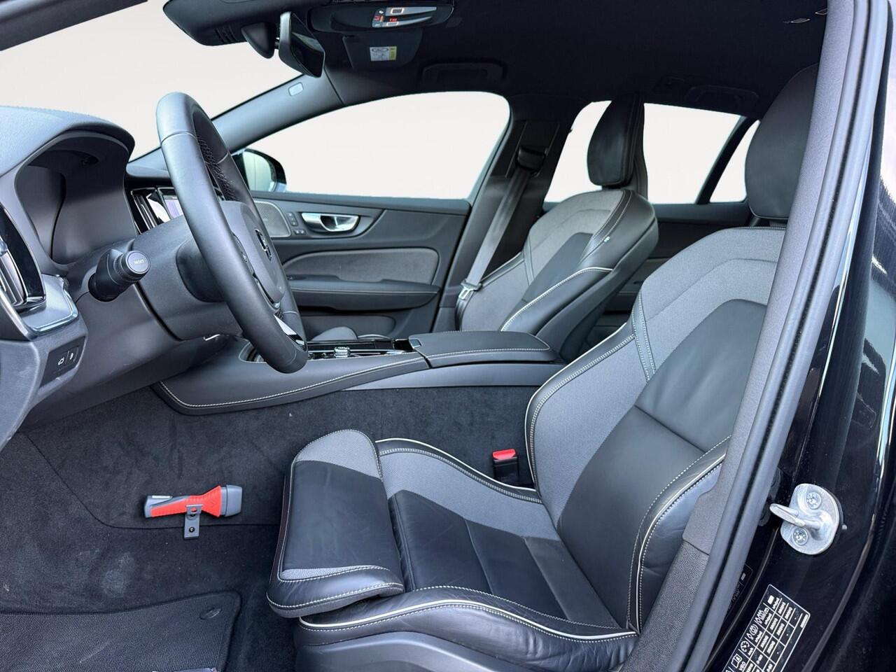 Volvo V60 2.0 T6 Plug-in hybrid AWD Plus Dark | Trekhaak | Verwarmde voorruit | 360 graden camera | Harman/Kardon |