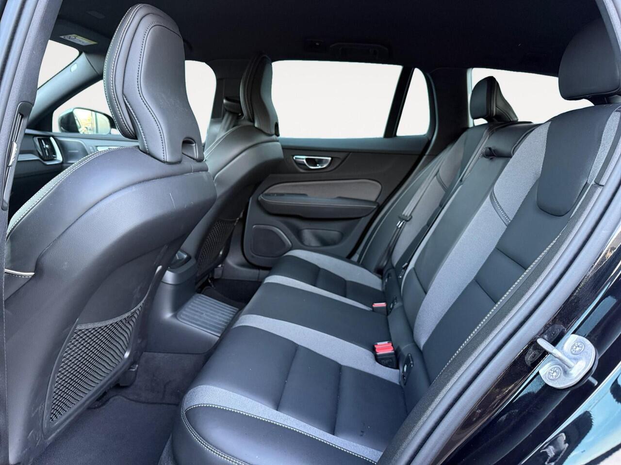 Volvo V60 2.0 T6 Plug-in hybrid AWD Plus Dark | Trekhaak | Verwarmde voorruit | 360 graden camera | Harman/Kardon |