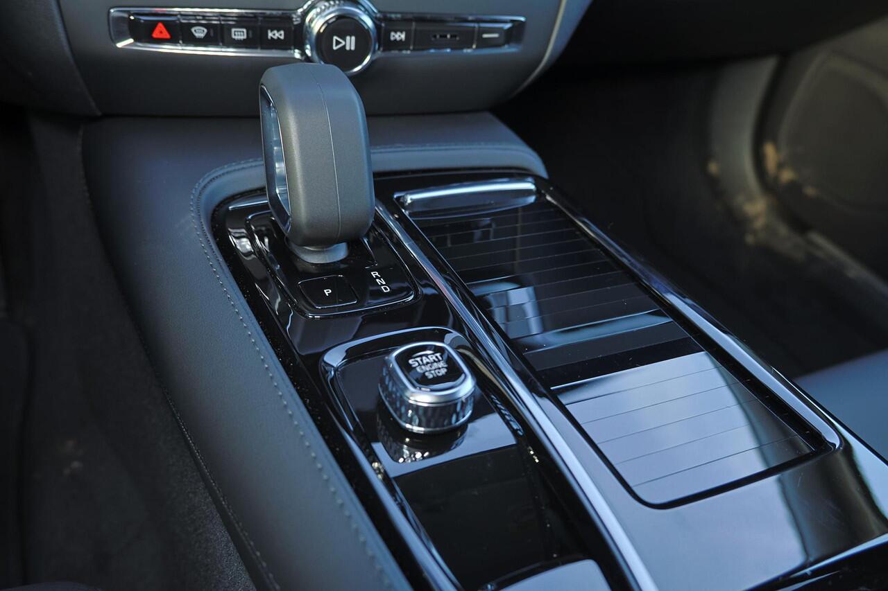 Volvo V60 T6 Recharge AWD Essential - IntelliSafe Assist & Surround - Parkeercamera achter - Verwarmde voorstoelen, stuur & achterbank - Parkeersensoren voor & achter - Extra getint glas - 18' LMV