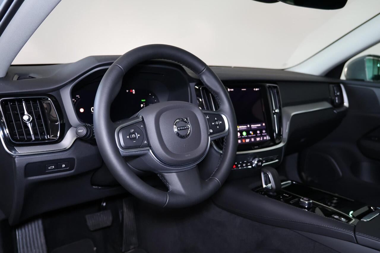 Volvo V60 T6 Recharge AWD Essential - IntelliSafe Assist & Surround - Parkeercamera achter - Verwarmde voorstoelen, stuur & achterbank - Parkeersensoren voor & achter - Extra getint glas - 18' LMV
