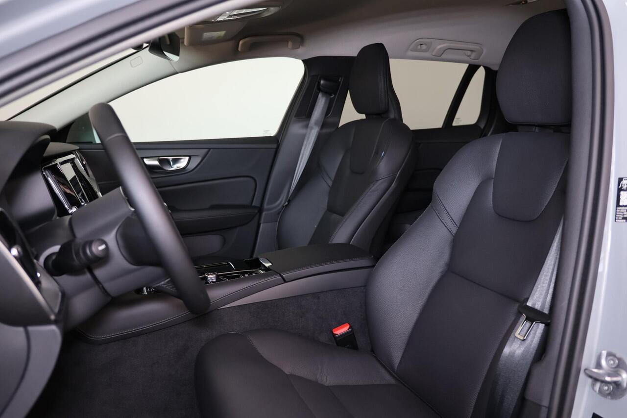 Volvo V60 T6 Recharge AWD Essential - IntelliSafe Assist & Surround - Parkeercamera achter - Verwarmde voorstoelen, stuur & achterbank - Parkeersensoren voor & achter - Extra getint glas - 18' LMV