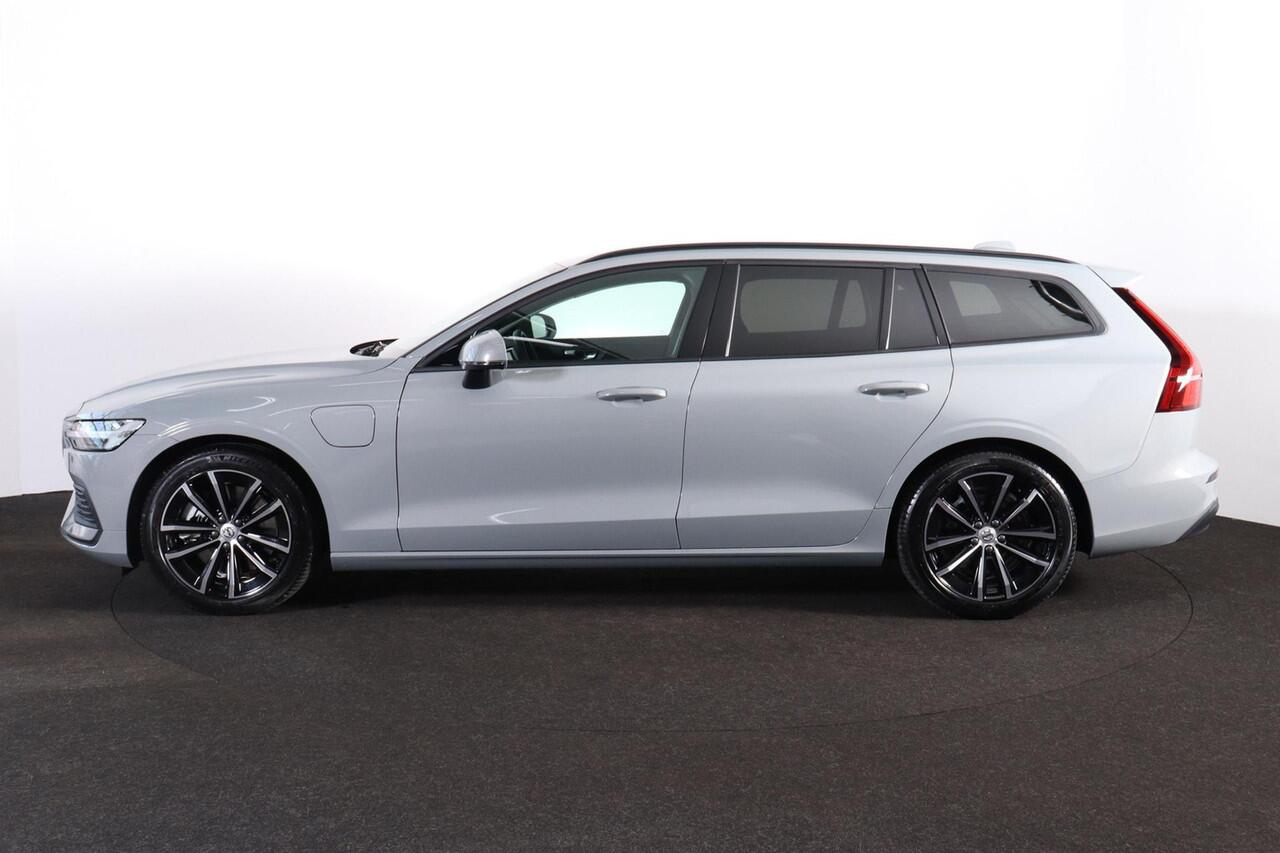 Volvo V60 T6 Recharge AWD Essential - IntelliSafe Assist & Surround - Parkeercamera achter - Verwarmde voorstoelen, stuur & achterbank - Parkeersensoren voor & achter - Extra getint glas - 18' LMV