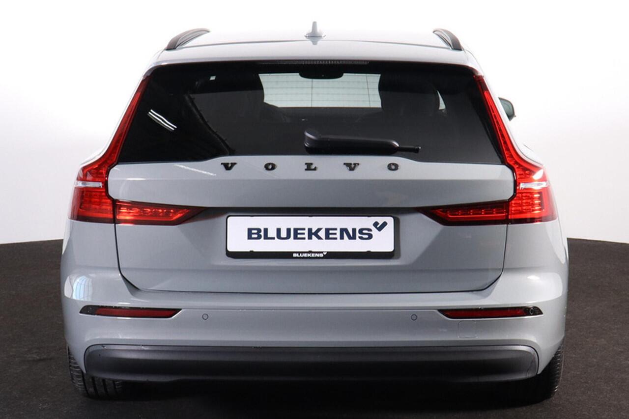Volvo V60 T6 Recharge AWD Essential - IntelliSafe Assist & Surround - Parkeercamera achter - Verwarmde voorstoelen, stuur & achterbank - Parkeersensoren voor & achter - Extra getint glas - 18' LMV