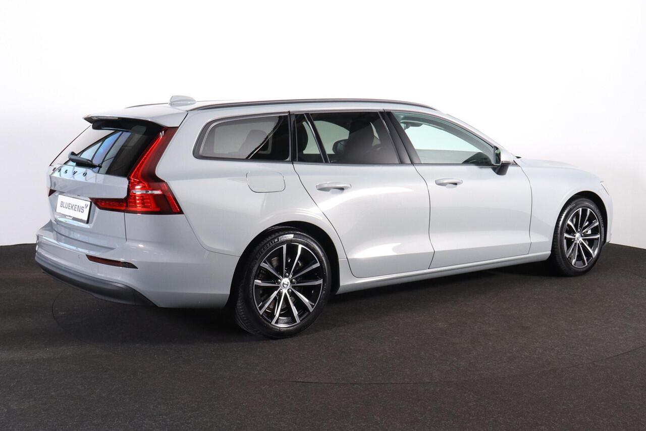 Volvo V60 T6 Recharge AWD Essential - IntelliSafe Assist & Surround - Parkeercamera achter - Verwarmde voorstoelen, stuur & achterbank - Parkeersensoren voor & achter - Extra getint glas - 18' LMV