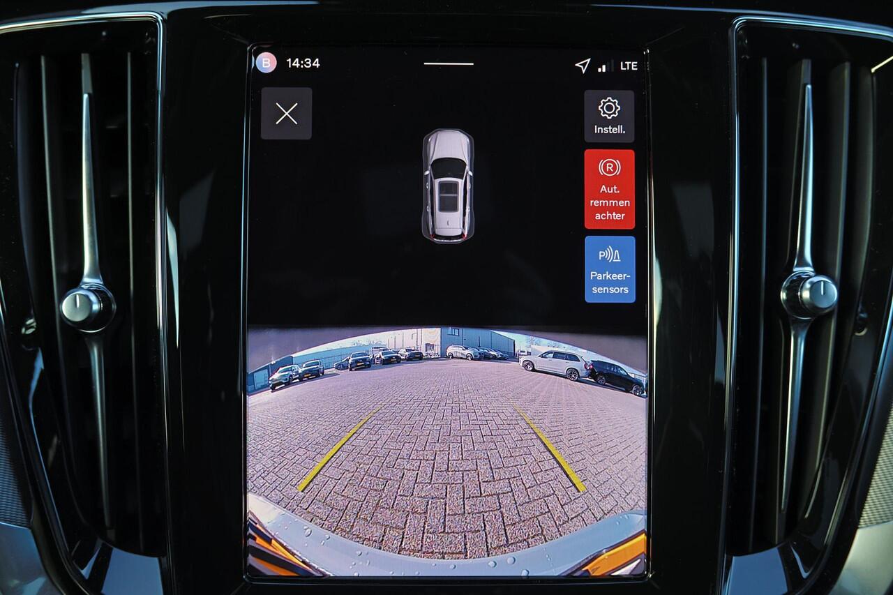 Volvo V60 T6 Recharge AWD Essential - IntelliSafe Assist & Surround - Parkeercamera achter - Verwarmde voorstoelen, stuur & achterbank - Parkeersensoren voor & achter - Extra getint glas - 18' LMV