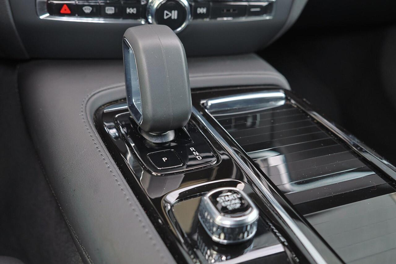 Volvo V60 T6 Recharge AWD Plus Dark - IntelliSafe Assist & Surround - 360º Camera - Harman/Kardon audio - Adaptieve LED koplampen - Verwarmde voorstoelen, stuur & achterbank - Parkeersensoren voor & achter - Elektr. bedienb. voorstoelen met geheugen - Head up displ