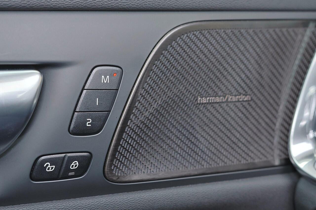 Volvo V60 T6 Recharge AWD Plus Dark - IntelliSafe Assist & Surround - 360º Camera - Harman/Kardon audio - Adaptieve LED koplampen - Verwarmde voorstoelen, stuur & achterbank - Parkeersensoren voor & achter - Elektr. bedienb. voorstoelen met geheugen - Head up displ