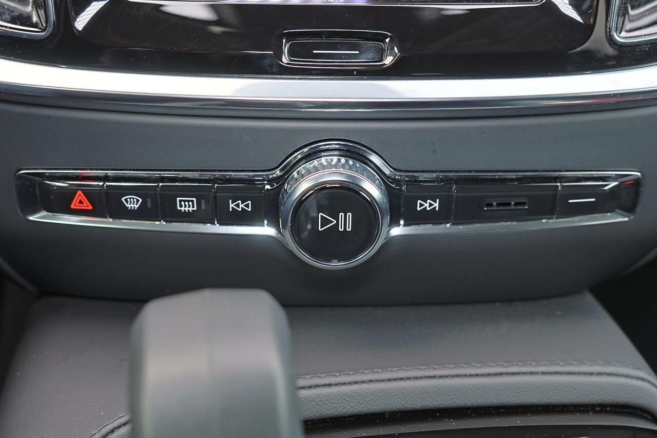 Volvo V60 T6 Recharge AWD Plus Dark - IntelliSafe Assist & Surround - 360º Camera - Harman/Kardon audio - Adaptieve LED koplampen - Verwarmde voorstoelen, stuur & achterbank - Parkeersensoren voor & achter - Elektr. bedienb. voorstoelen met geheugen - Head up displ