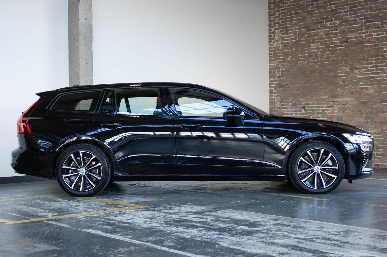 Volvo V60 T6 Plug-in hybrid AWD Plus Dark | Stoelverwarming | 360° parkeercamera | Stoelverwarming | Semi-Electrische wegklapbare trekhaak | Parkeersensoren voor + achter | Google infotainment | Nappa Lederenbekleding