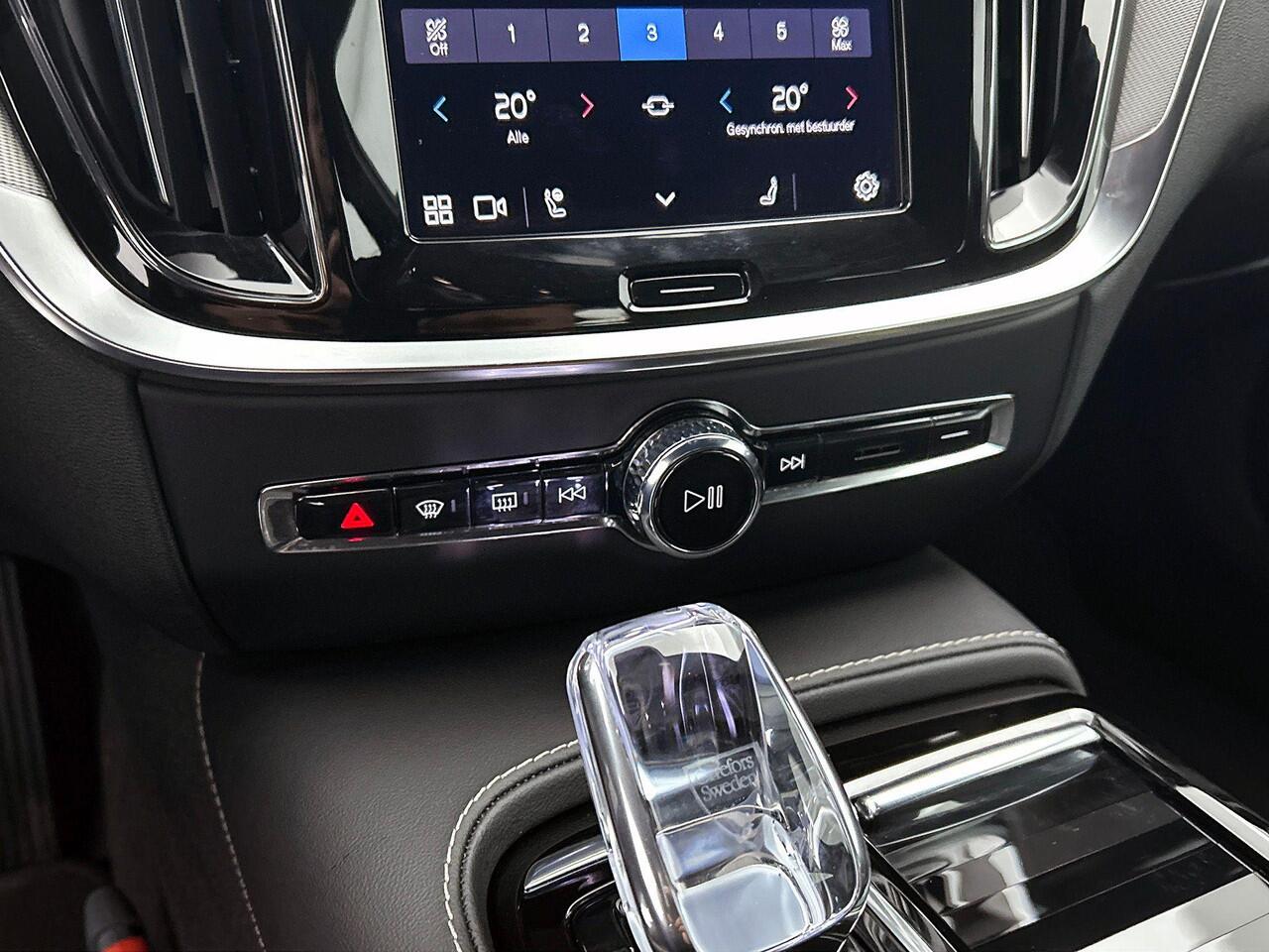 Volvo V60 T6 Recharge AWD Plus Dark - IntelliSafe Assist & Surround - 360º Camera - Harman/Kardon audio - Verwarmde voorstoelen, stuur & achterbank - Parkeersensoren voor & achter - Elektr. bedienb. voorstoelen met geheugen - Elektr. inklapbare trekhaak - 18' LMV