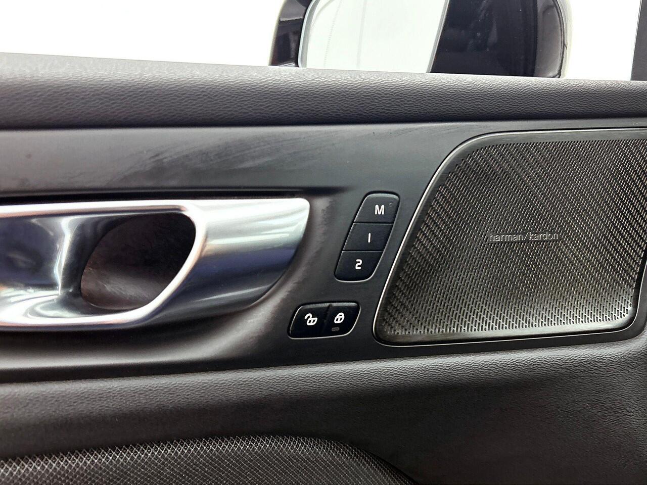 Volvo V60 T6 Recharge AWD Plus Dark - IntelliSafe Assist & Surround - 360º Camera - Harman/Kardon audio - Verwarmde voorstoelen, stuur & achterbank - Parkeersensoren voor & achter - Elektr. bedienb. voorstoelen met geheugen - Elektr. inklapbare trekhaak - 18' LMV