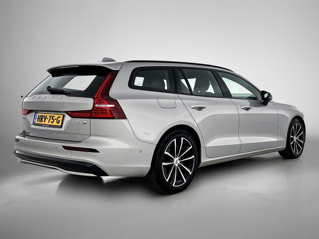Volvo V60 T6 Recharge AWD Plus Dark - IntelliSafe Assist & Surround - 360º Camera - Harman/Kardon audio - Verwarmde voorstoelen, stuur & achterbank - Parkeersensoren voor & achter - Elektr. bedienb. voorstoelen met geheugen - Elektr. inklapbare trekhaak - 18' LMV