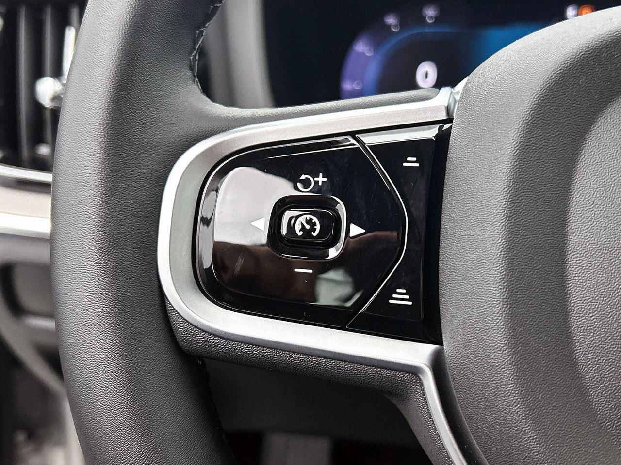 Volvo V60 T6 Recharge AWD Plus Dark - IntelliSafe Assist & Surround - 360º Camera - Harman/Kardon audio - Verwarmde voorstoelen, stuur & achterbank - Parkeersensoren voor & achter - Elektr. bedienb. voorstoelen met geheugen - Elektr. inklapbare trekhaak - 18' LMV