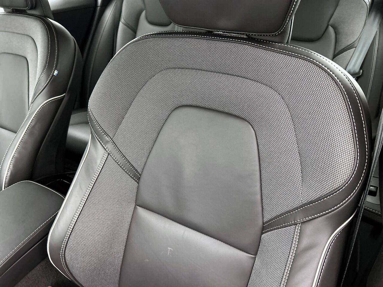 Volvo V60 T6 Recharge AWD Plus Dark - IntelliSafe Assist & Surround - 360º Camera - Harman/Kardon audio - Verwarmde voorstoelen, stuur & achterbank - Parkeersensoren voor & achter - Elektr. bedienb. voorstoelen met geheugen - Elektr. inklapbare trekhaak - 18' LMV