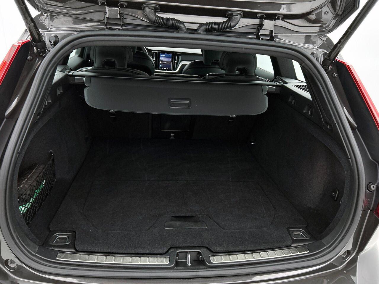 Volvo V60 T6 Recharge AWD Plus Dark - IntelliSafe Assist & Surround - 360º Camera - Harman/Kardon audio - Verwarmde voorstoelen, stuur & achterbank - Parkeersensoren voor & achter - Elektr. bedienb. voorstoelen met geheugen - Elektr. inklapbare trekhaak - 18' LMV