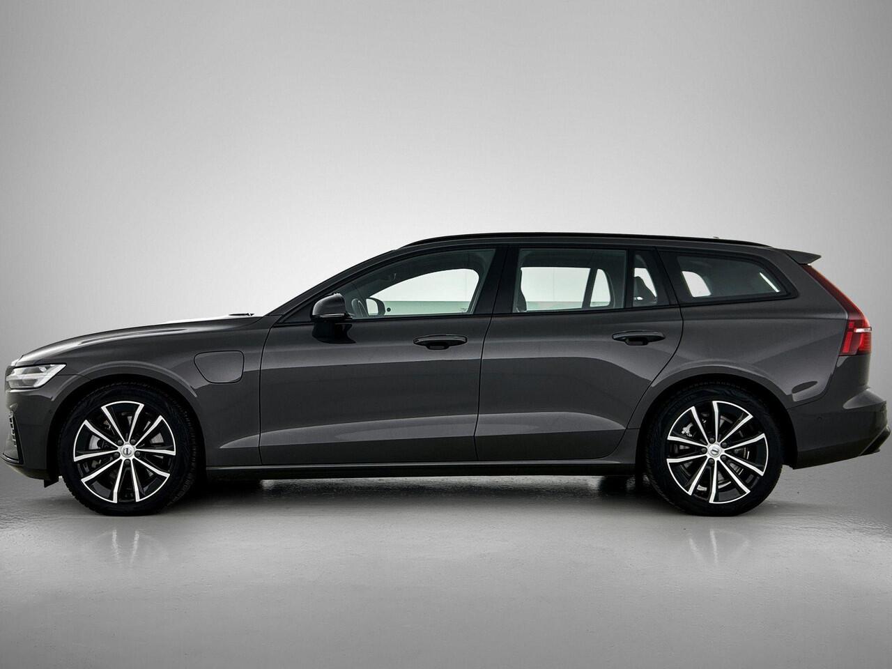 Volvo V60 T6 Recharge AWD Plus Dark - IntelliSafe Assist & Surround - 360º Camera - Harman/Kardon audio - Verwarmde voorstoelen, stuur & achterbank - Parkeersensoren voor & achter - Elektr. bedienb. voorstoelen met geheugen - Elektr. inklapbare trekhaak - 18' LMV