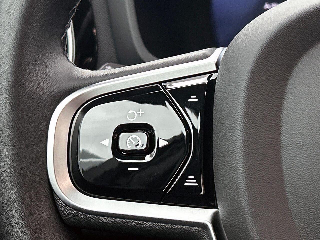 Volvo V60 T6 Recharge AWD Plus Dark - IntelliSafe Assist & Surround - 360º Camera - Harman/Kardon audio - Verwarmde voorstoelen, stuur & achterbank - Parkeersensoren voor & achter - Elektr. bedienb. voorstoelen met geheugen - Elektr. inklapbare trekhaak - 18' LMV