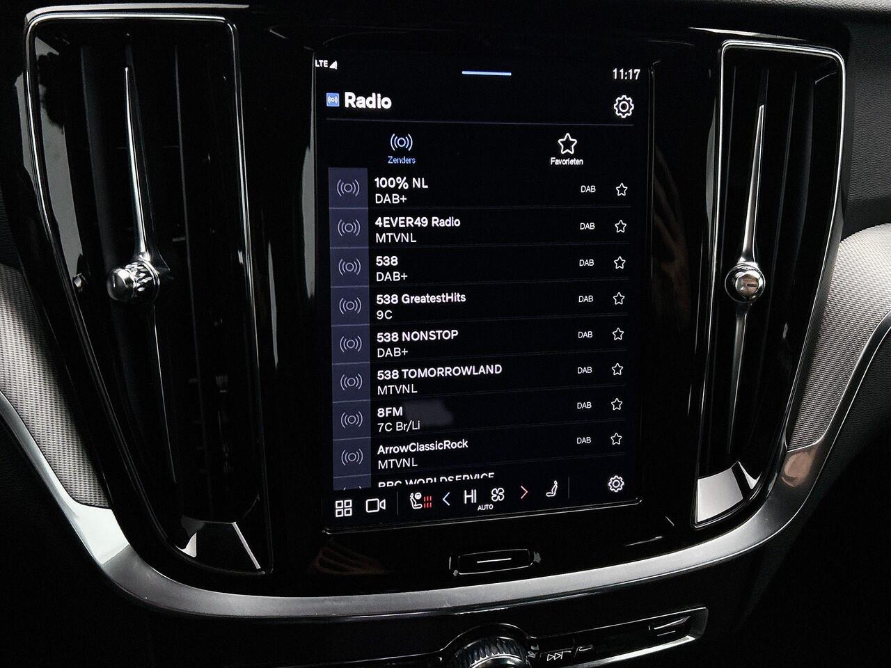 Volvo V60 T6 Recharge AWD Plus Dark - IntelliSafe Assist & Surround - 360º Camera - Harman/Kardon audio - Verwarmde voorstoelen, stuur & achterbank - Parkeersensoren voor & achter - Elektr. bedienb. voorstoelen met geheugen - Elektr. inklapbare trekhaak - 18' LMV